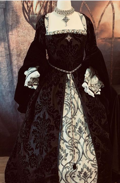 1600s Dresses Royal, 1500s Dress Gowns, Black Tudor Dress, Victorian Dress Gowns 19th Century, Elizabethan Era Fashion, Tudor Outfits, Queen Dress Royal Medieval, Medieval Clothing Royal, 1500s Dress