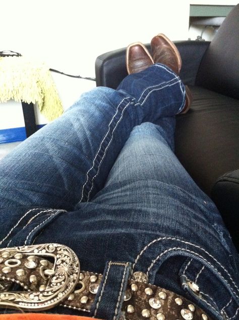 I have the same jeans. Jaripeo Belts, Vaquera Fits, Jaripeo Outfits, Mode Country, Estilo Cholo, Cute Country Outfits, Looks Country, Estilo Country, Country Girls Outfits