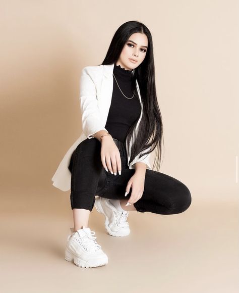 Poses With Blazer, Black And White Outfits Classy Chic, Outfit Blazer Blanco, Outfit Tenis Blancos, Semiformal Outfit Mujer, Outfit Semiformal Mujer, Outfit Formal Juvenil, Semiformal Outfit, Outfit Semiformal