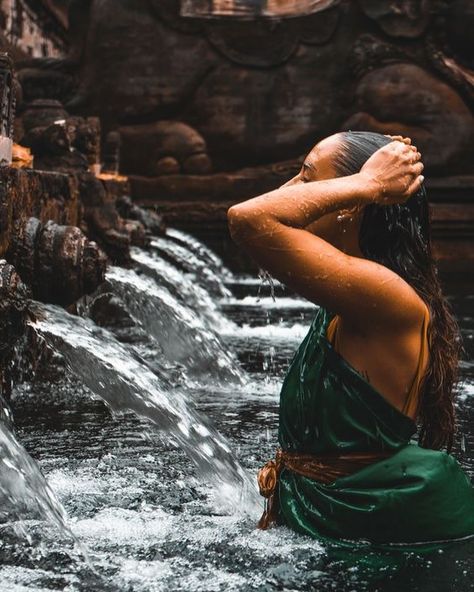 ✨BALI FACT OF THE DAY - GET TO KNOW OUR HOME ✨ Water. 💧 In Balinese culture, holy water is an integral agent in religious practices. Holy water serves as a powerfully sacred symbol, significant for its purifying powers and mystical spiritual energy. Typically, holy water is used for its healing and protective purposes, to heal the body and spirit — the clean water is used during offerings, purification ceremonies, etc. Feel free to share your experiences with Bali heritage and holy water ... Bali Indonesia Temple, Bali Spiritual Retreat, Bali Vision Board, Bali Photoshoot Ideas, Bali Picture Ideas, Bali Photo Ideas, Yoga In Bali, Indonesia Temple, Purification Ritual