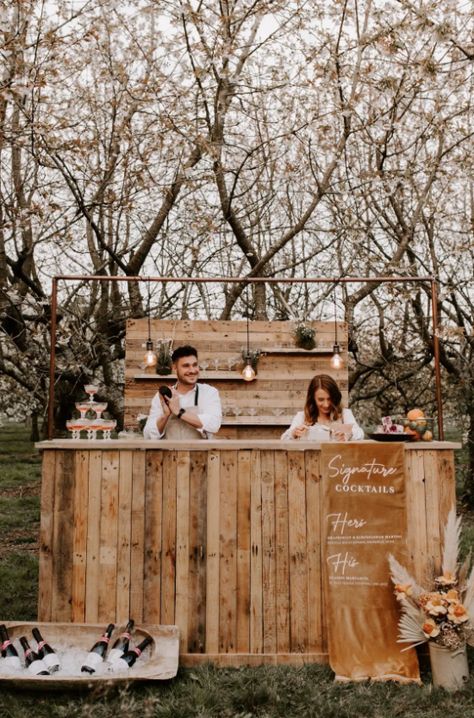 Wooden Bar For Wedding, Farm Wedding Food Ideas, Mini Bar Wedding, Beer Festival Ideas, Outdoor Bar For Wedding, Diy Bar For Wedding, Satellite Bar, Outdoor Wood Bar, Outdoor Wedding Bar