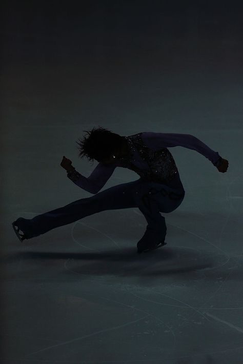 Male Ice Skating Aesthetic, Skate Aesthetic Wallpaper Iphone, Figure Skating Aesthetic Men, Skate Boy Aesthetic, Yuzuru Hanyu Aesthetic, Skate Boy, Male Figure Skaters, Tessa And Scott, Pokemon Gym