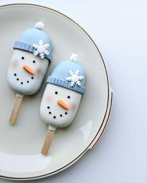 Winter Cake Ideas, Winter Cakes, Cake Pop Designs, Christmas Dreaming, Winter Cake, Funnel Cake, Christmas Sweets, Christmas Sugar Cookies, Mini Desserts