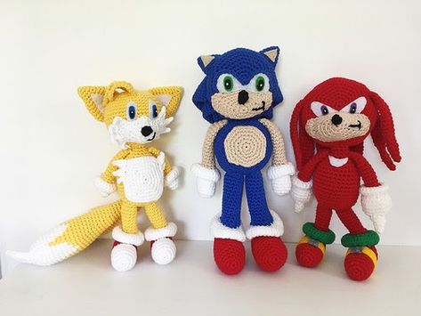 Hey everyone! Any fans of Sonic the Hedgehog out there? I recently made these guys for an almost 4 year old Sonic fan. I've actually ma... Sonic Crochet Pattern, Sonic Crochet, Sonic And Friends, Sonic Hedgehog, Crochet Toys Free Patterns, Crochet Tutorial Pattern, Crochet Toys Free, Stuffed Dolls, Stitch Guide