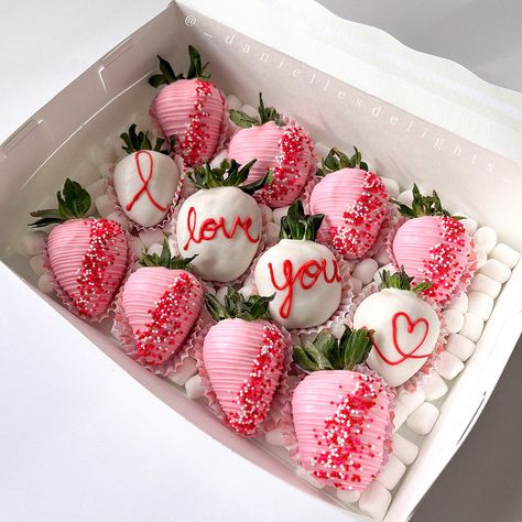 Valentine Chocolate Covered Strawberries, Dipped Berries, Chocolate San Valentin, Strawberry Cake Pops, Baby Shower Gift Favors, Valentine Strawberries, Specialty Cupcakes, Chocolate Covered Strawberry Recipe, Chocolate Covered Strawberries Bouquet