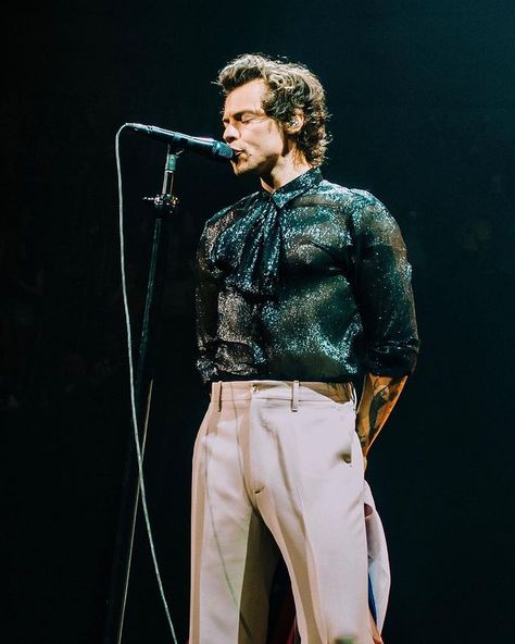 💚 on Instagram: “Fav outfits/looks of birthday boy (& there’s many others)” Live On Tour Outfits, Harry Styles On Tour, Harry Styles Outfit, Live On Tour, Harry Styles Live On Tour, Harry Styles Live, Tour Outfits, Harry Styles Wallpaper, Harry Styles Pictures