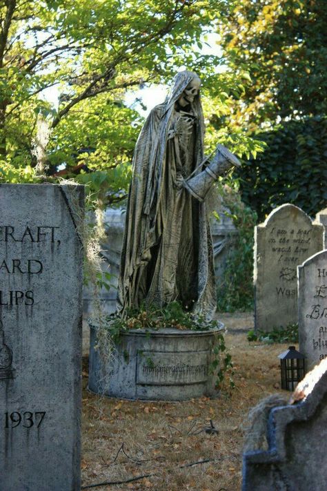 A very eerie statue if the Grim Reaper in a Cemetery Hayride Ideas, Halloween Cemetary, Cemetery Design, Shadow Dance, Old Cemetery, Cemetery Angels, Cemetery Monuments, Cemetery Statues, Graveyard Shift