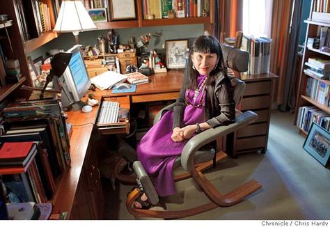 Author Amy Tan in her office Writing Room Ideas, Room Ideas Small Spaces, Writer's Office, Office Layouts, The Joy Luck Club, Writing Studio, Home Office Layouts, Writing Room, Writers Desk