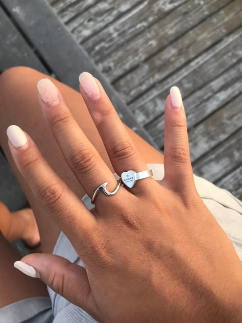 #ring #gucci Gucci Ring Aesthetic, Gucci Heart Ring, Rings And Nails, Earrings Combo, Gucci Ring, Gucci Rings, Hand Rings, Silver Jewels, Pretty Pics