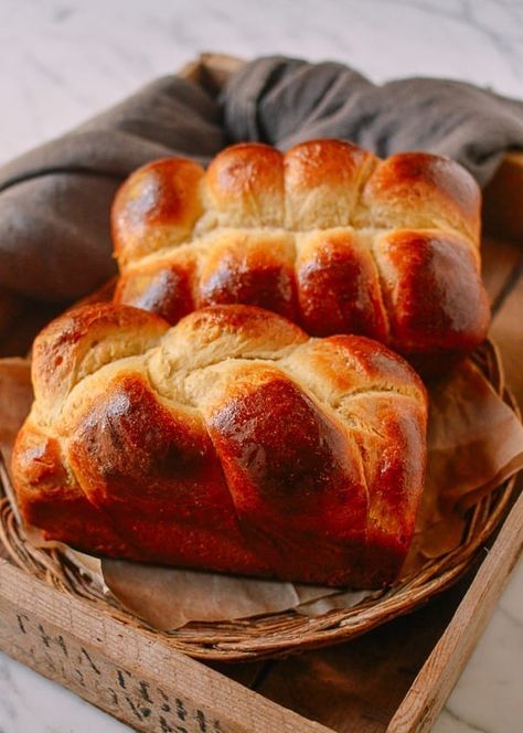 Bread Multigrain, Muffins Pumpkin, Hanukkah Dinner, Challah Bread Recipes, Homemade Brioche, Multigrain Bread, Brioche Recipe, A Loaf Of Bread, Milk Bread