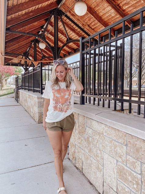 Olive Green Shorts Outfit, Shorts Spring Outfit, Green Shorts Outfit, Clear Frame Sunglasses, Clear Sunglasses Frames, Outfit Summer Casual, Casual Sunglasses, Olive Green Shorts, Summer Retro