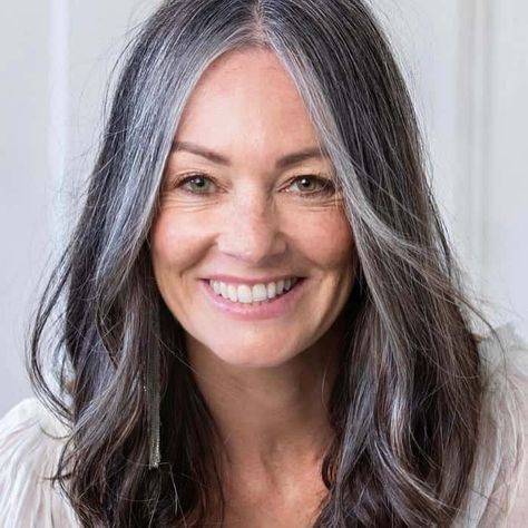 Silver Grey Hair Dye, Grey Balayage, Grey Hair Transformation, Grey Hair Dye, Salt And Pepper Hair, Grey Hair Inspiration, Beautiful Gray Hair, Silver Grey Hair, Natural Gray Hair