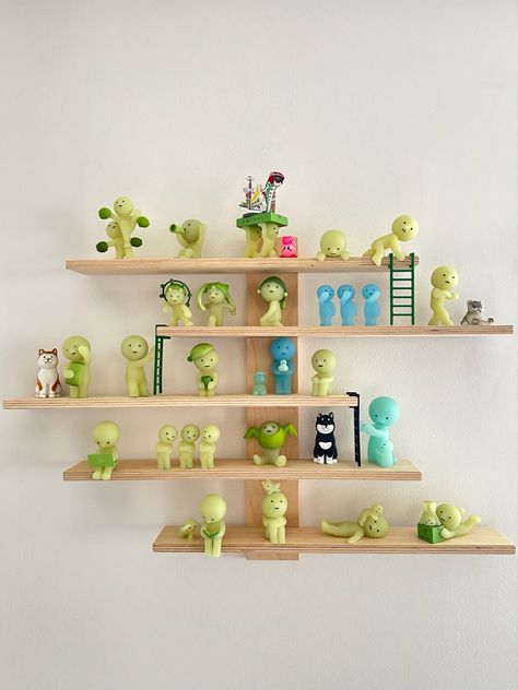 Smiski Fire Escape Shelf, Cool Knick Knacks, Display Figurines Ideas, Smiski Display Ideas, Simski Figures, Smiski Shelf, Smiski Figures Aesthetic, Smiskis Figures, Smiski Collection