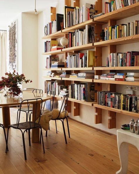 Style Dining Room Shelves, Wall To Wall Shelves, Houses In New York, Open Living Room And Kitchen, Stucco Texture, Shadows And Light, Home Bookshelves, Interior Simple, Custom Shelving