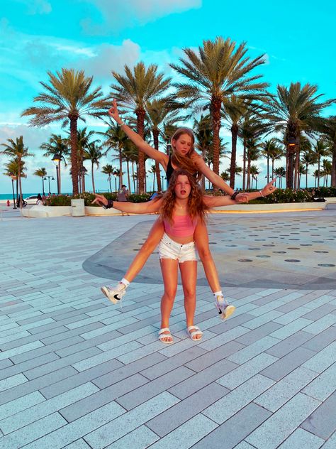 Preppy Photos Summer, Preppy Pics Of People, Preppy Summer Pics, Preppy Summer Pictures, Preppy Poses, Goal 2024, Preppy Besties, Preppy People, Preppy Girl Aesthetic