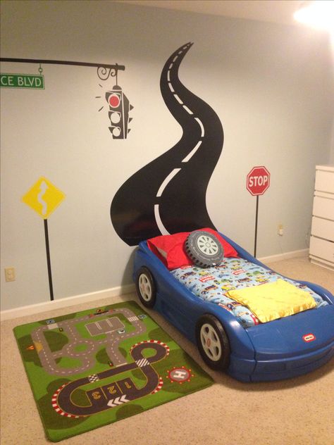 Utiliza las paredes como parte de la ambientación del cuarto. Race Car Toddler Room, Car Toddler Room, Boy Car Room, Race Car Bedroom, Car Themed Bedrooms, Workout Fun, Koti Diy, Car Room, Fun Room