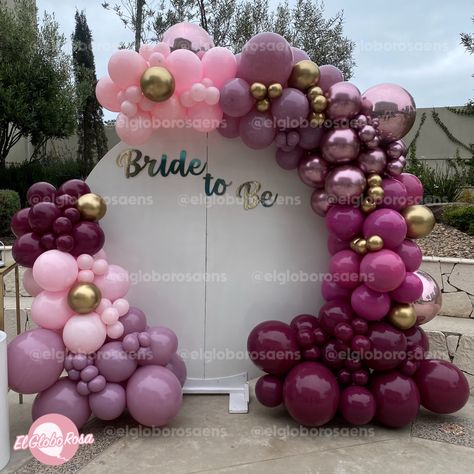 Color Uva, Arch Designs, Bride To Be Balloons, Balloons Decor, Grad Party Decorations, Purple Balloons, Balloon Backdrop, Balloon Decor, Balloon Wall