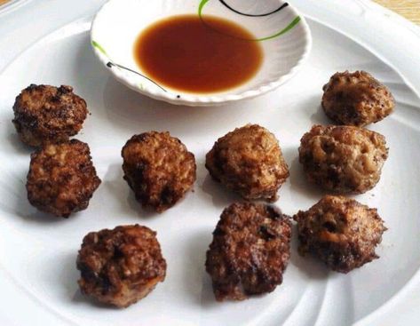 Beef Bola Bola Recipe (Filipino Meatball) - The Odehlicious Ground Beef Filipino Recipe, Beef Meatballs Recipe, Lumpia Recipe, Spaghetti With Ground Beef, Pinoy Recipes, Meatball Sauce, Tasty Meatballs, Sweet And Spicy Sauce, Beef Meatballs