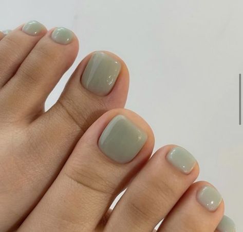 Cute Pedicure Ideas Fall, Green Gel Pedicure, Pretty Toe Nails For Summer Simple, Fall Nail Colors Pedicure, Nail Feet Color, Green Toe Nails Ideas, Green Nails Pedicure, Toe Nail Ideas Simple, Painted Toe Nails Ideas