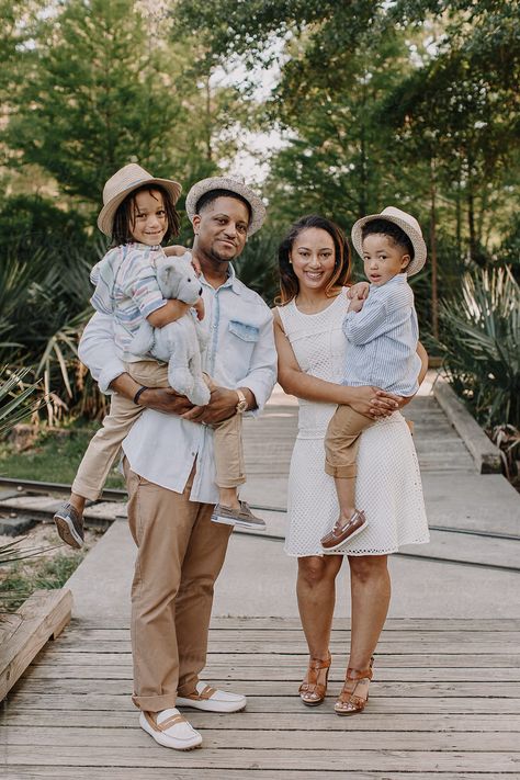 African American Family Photoshoot Ideas, Family Photo Outfits Black People, Khaki And White Outfits, Fall Family Outfits, Fam Photos, African American Family, Family Photoshoot Outfits, Black Family, Photography Outdoor