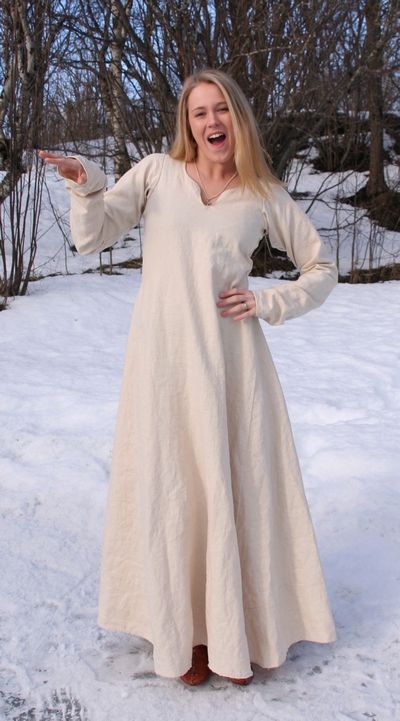 Measurements you need for these types of garments. Part one: Shoulder width; joint to joint at the back x2 Bust circumference x1 Waist circumference x1 Hip circumference x1 The reason for the calcu… Norse Clothing, Costume Viking, Viking Garb, Diy Sy, Medieval Garb, Viking Dress, Medieval Clothes, Viking Costume, Viking Women