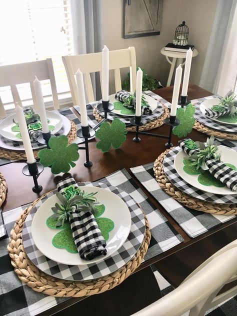 Gingham and Shamrocks ☘☘ St Patricks Decorations, St Patrick Day Treats, St Patricks Crafts, St Patricks Day Food, Tafel Decor, Table Setting Decor, St Patrick's Day Decorations, Dinner Table Decor, Saint Patties