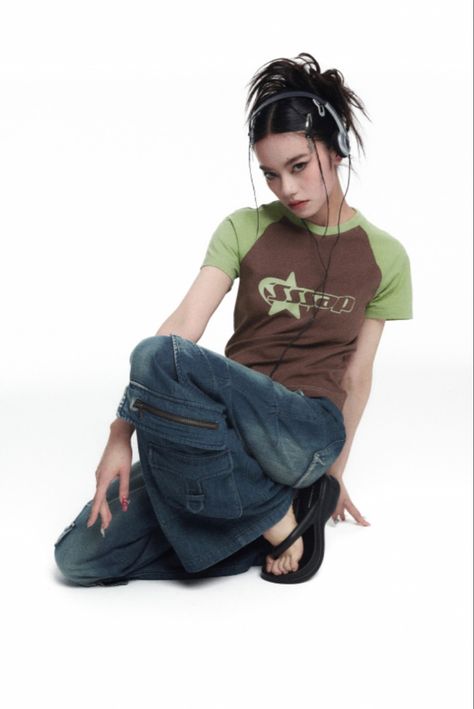 Y2k Outfits 2000s, Grunge Y2k Outfits, Person Pose, 2000s Japanese Fashion, Latina Outfit, Fashion 2000s, Outfits 2000s, Art Account, 2000s Fashion Outfits