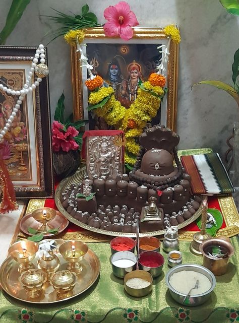 Shiv Pooja, Mandir Decor, Shiv Parvati, Goddess Laxmi, Mantra For Good Health, Temple Decor, Shiva Linga, Fruits Photos, Shiv Ji