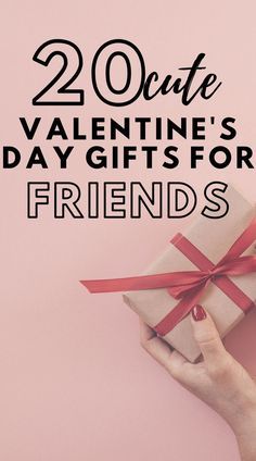 Discover the cutest Valentine's Day gift ideas for your friends to get them on this special occasion. Celebrate your bestie and friendship with a small gifts - perfect for Galentine's Day or if your are looking for Valentine's Day gift ideas for friends! What To Make Your Best Friend For Valentines Day, Small Valentines Gifts For Friends, Friendship Valentines Gifts, Galentines Gifts Idea Cheap, Things To Make Your Friends For Valentines Day, What To Get Your Friends For Valentines, Secret Pal Valentines Day Gifts, Happy Galentines Best Friend Gift, Neighbor Valentine Gifts