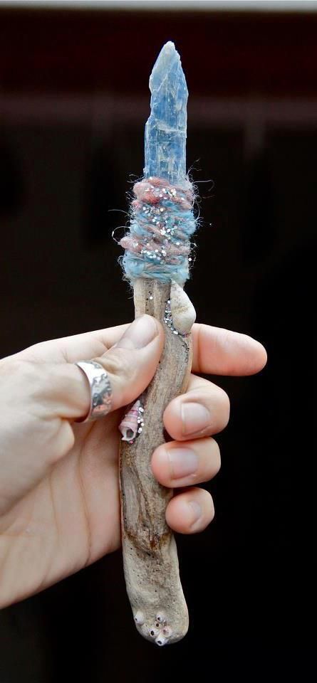 Magic Wand Diy, Driftwood Wand, Basic Spells, Sea Magick, Spirit Sticks, Crystal Wands, Pagan Crafts, Magic Wands, Healing Wands