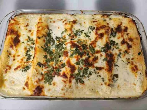 Gluten Free White Lasagna with Spinach and Mushrooms - ya hungry? Gluten Free White Lasagna, Gluten Free Chicken Lasagna, Gluten Free Vegetarian Lasagna Recipe, Gluten Free Veggie Lasagna, Gluten Free Skillet Lasagna, Gluten Free White Sauce, Vegetable Lasagne With White Sauce, Spinach And Mushroom White Lasagna, Spinach And Mushroom Lasagna