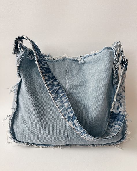 Finished Shopper BAG No. 2 #upcycling#upcycleddenim#jeansbag#shopper#handmade#sewinglove Cute Upcycled Clothes Ideas, Jean Bag Diy, How To Make A Tote Bag, Vintage Reworked Clothing, Upcycle Jeans Bag, Tote Bag Jeans, Jeans Bag Diy, Bag Upcycling, Jeans Tote Bag