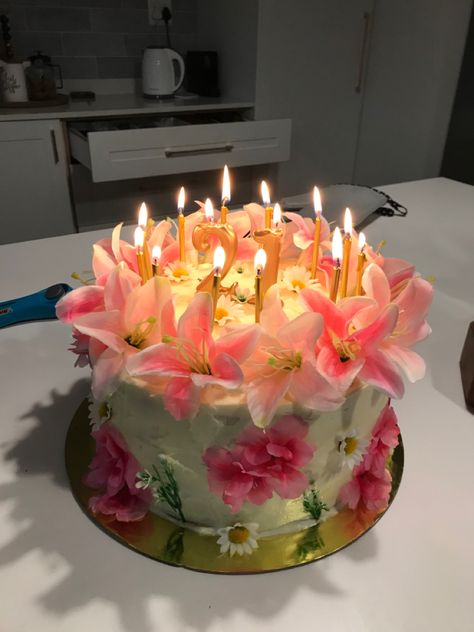 Pink 26th Birthday Cake, Florida Birthday Ideas, 19 Years Old Birthday Cake, 21st Bday Cakes, Real Flowers On Cake, Aesthetic Flower Cake, Nineteen Birthday Cake, Hibiscus Flower Cake, Floral Birthday Theme