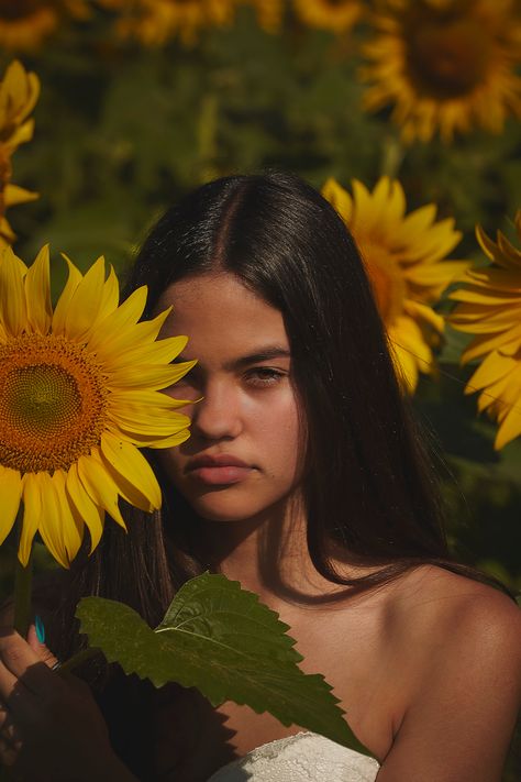 Sunflower Shoot, Photoshoot Desert, Sunflower Photos, Beach Wedding Elopement, Sunflower Photoshoot, Wedding Dress Photoshoot, Teen Summer Style, Photoshoot Editorial, Sunflower Photography