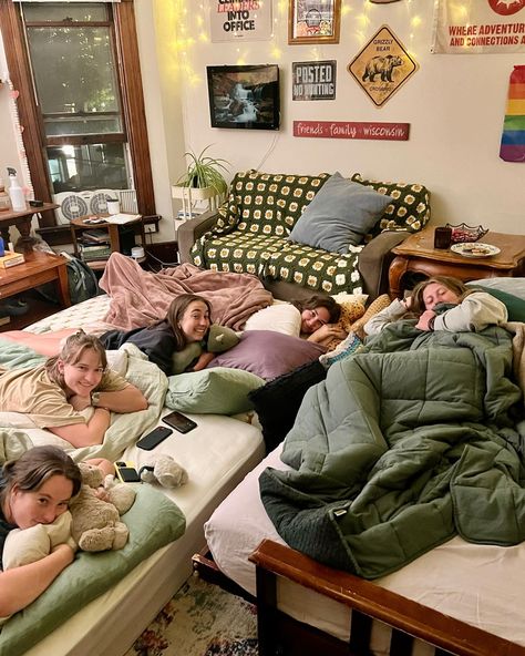 What makes a college house a home? Five best friends who moved in and filled every room with love, laughter. An ode to the outhouse! Roomate Ideas College Apartment, Roomate Ideas College, Roommates Aesthetic, Roommate Ideas, Five Best Friends, College Core, College House, College Living, Sleep Over