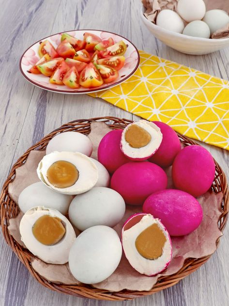 Homemade Salted Eggs made of duck eggs brined in salted water. Delicious in salads or baked goods! Salted Egg Recipe, Egg Recipes For Lunch, Pagkaing Pinoy, Egg Recipes For Dinner, Pinoy Recipe, Filipino Cuisine, Filipino Foods, Duck Eggs, Clam Recipes