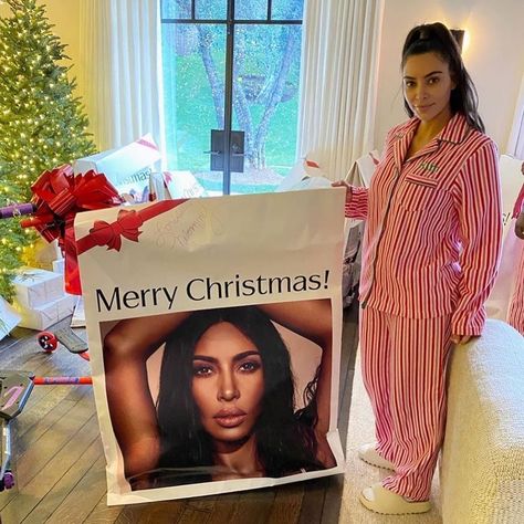 Kylie Cosmetics Store, Kardashian Christmas, Kim Kardashian And North, Cute Christmas Pajamas, Kily Jenner, Christmas Eve Party, Kim And Kylie, Kanye West Style, Estilo Kardashian