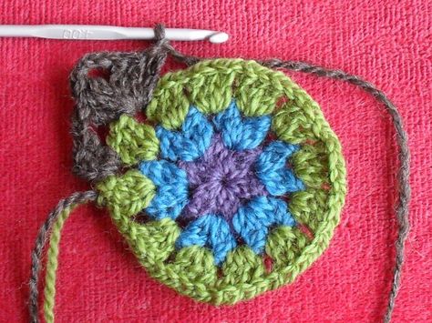 Crochet Motives, Crochet Granny Square Tutorial, Simply Crochet, Crochet Granny Square, Haken Baby, Tutorial Crochet, Crochet Tutorials, Crochet Mandala, Crochet Motifs