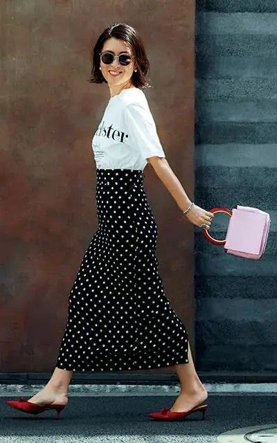 Polka Dot Skirt Street Style, Polka Dot Long Skirt Outfit, Polka Dot Skirt Outfit Work, Long Polka Dot Skirt Outfit, Polka Dot Maxi Skirt Outfit, Black And White Polka Dot Skirt Outfit, Polka Dot Skirt Outfit Summer, Black Polka Dot Skirt Outfit, Polka Dot Midi Skirt Outfit