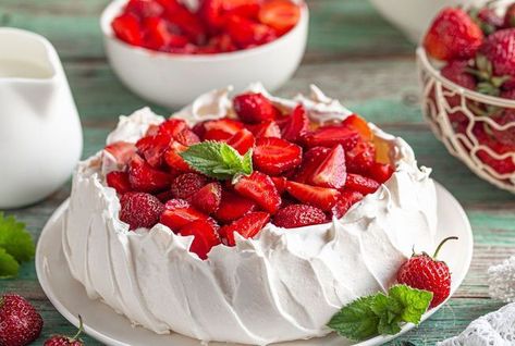 Classic Pavlova Recipe, Pavlova Dessert, Pavlova Recipe, Elegant Desserts, Mini Desserts, Fruit Desserts, Pavlova, Flan, Meringue