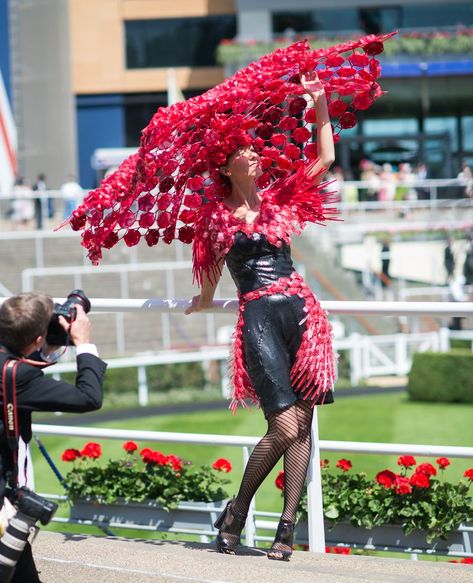 GettyImages-477625360 Kentucky Derby Hats Diy Funny, Crazy Kentucky Derby Hats, Kentucky Derby Hats Diy, Derby Hats Diy Ideas, Derby Hats Diy, Kentucky Derby Party Outfit, Kentucky Derby Party Decorations, Unusual Hats, Derby Outfits