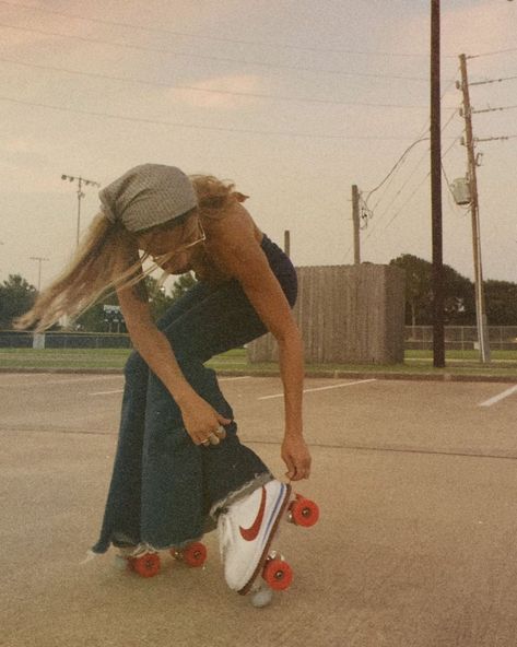 Rosemary Retro, Vintage Film Aesthetic, 70s Skater, Retro Roller Skating, 70s Inspired Outfits, Retro Roller Skates, 1970s Hippie, Roller Skaters, Skater Girl