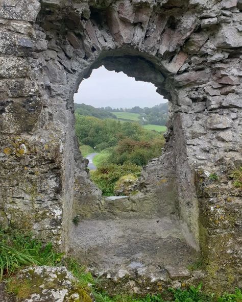 Window of an Irish Castle https://freespiritevergreensoul.com/ #ireland #dunamase #dunamasecastle #rockofdunamase #rockofdunamasecastle #countryside #irishcountryside Irish Princess Aesthetic, Irish Town Aesthetic, Irish Aesthetic, Irish Town, Ireland Aesthetic, Irish Castles, Irish Countryside, Castle Aesthetic, Random Aesthetics