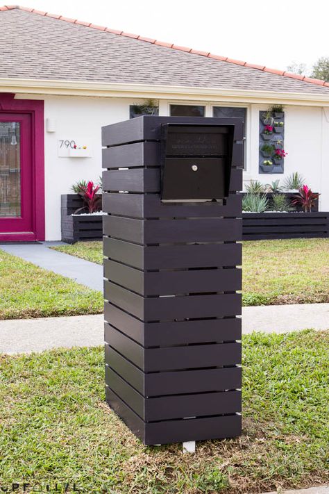 The Weekender Episode 5: Curb Appeal Makeover - East Coast Creative Blog Mailboxes Ideas, Mailbox Landscape, Palm Springs Style Home, Yard Structures, Modern Mailbox Design, Mailbox Decorations, Mailbox Designs, Post Mailbox, Old Mailbox