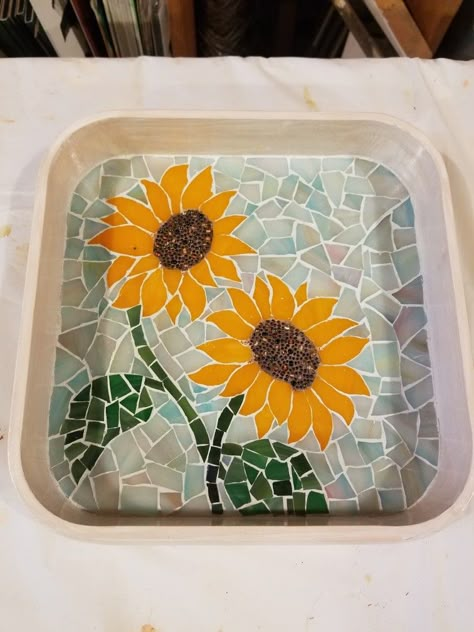 Mosaic Simple Designs, Sunflower Mosaic Art, Mosaic Trays Ideas Patterns, Mosaic Flowers Patterns, Sunflower Mosaic Ideas, Mosaic Sunflower Pattern, Mosaic Sunflowers, Mosaic Daisy Patterns, Sunflower Mosaic Table Top