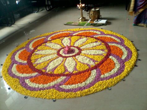 Onam Decoration, Pookalam Design, Simple Flower Rangoli, Diy Diwali Decorations, Ganpati Decoration Design, Flower Decorations Diy, Diwali Decor, Wedding Backdrop Decorations, Ganpati Decoration