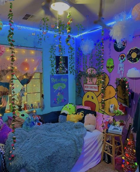 Gross Bedroom, Bedroom Ideas Trippy Aesthetic, Room Ideas Aesthetic Trippy, Neon Indie Room, Room Plants Aesthetic Indie, Trippy Cottage Core Bedroom, Hippy Room, Neon Room, Chill Room