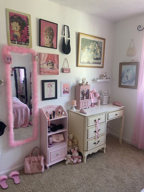 pink room Pink Y2k Apartment, Y2k Rooms 2000s, Pink Room Aesthetic Y2k, Cute Dorm Room Ideas Pink, Yk2 Room, Small Pink Bedroom Ideas, Pink Y2k Bedroom, Room Decor Bedroom Pink, Y2k Pink Room