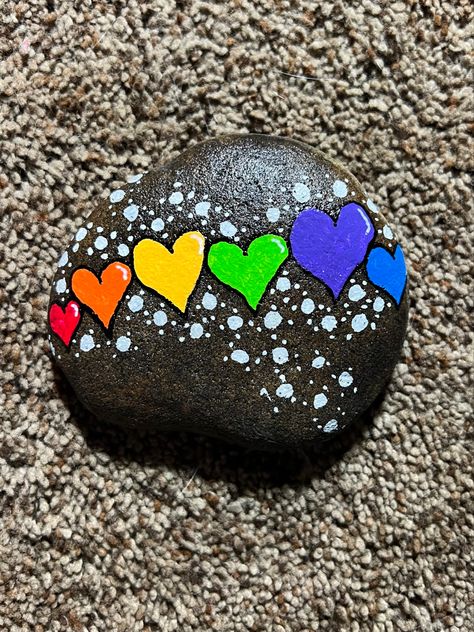 Lawn Rock Ideas, Heart Painted Rocks Ideas, Rock Painting Abstract, Painted Rocks Hearts, Pocket Hug Rock, Cute And Easy Things To Paint On Rocks, Rock Painting Hearts, Easy Painted Rocks Ideas, Round Rock Painting Ideas