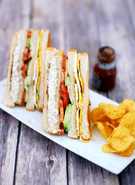 Chicken Club Sandwich via @mariasmenu Chicken Slice Sandwich, Clubhouse Sandwich Plating, Club Sandwich Photography, Sandwich Plating Ideas, Mushroom Rolls, Chicken Club Sandwich Recipes, Chicken Club Sandwich, Sandwich Vegetarian, Club Sandwich Chicken